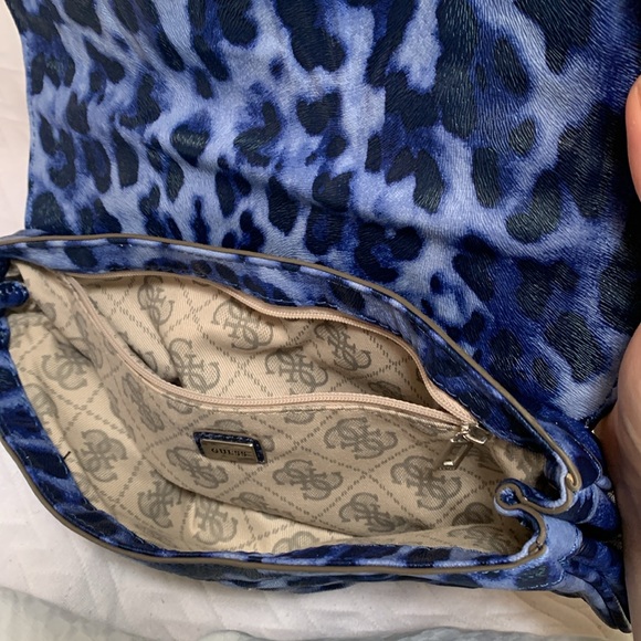 Guess clutch purse - Picture 4 of 5